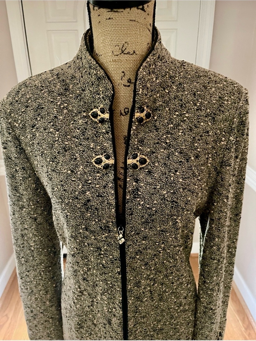 St John Couture Tweed Boucle skirt suit.  Size 12 - Picture 4 of 7